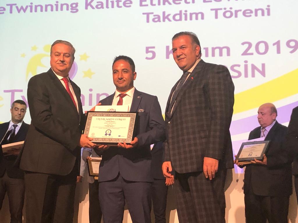 eba_goksu's tweet photo. eTwining Ulusal Kalite Etiketi ve eTwining School Belgemizi aldık. İlçe merkezine 40 km uzakta bir köy okulu olarak, Mersinde 20 İlçemizde tek eTwinning okulu olma gururunu yaşıyoruz.
@mut_mem
@eba_mut
@eTwinningMersin
@MersinMEM
@MersinMEM_ARGE
@AdemKoca46
@ziyaselcuk https://t.co/pGg6ehIyIM