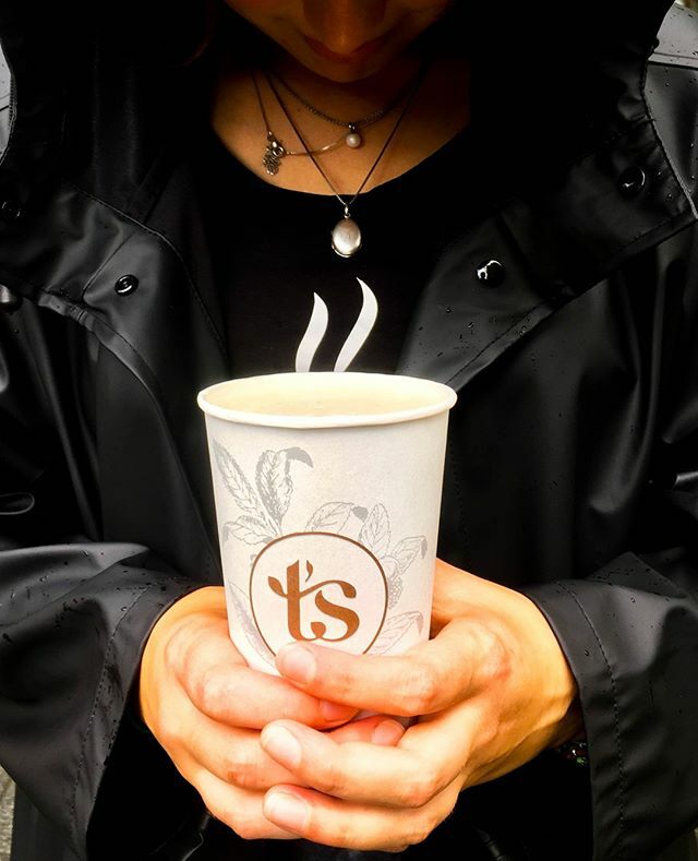 Sometimes you just want to take your favourite tea for a walk 💚🌿⁠
⁠
⁠
⁠
⁠
#Togo #HotTea #WarmeThee #TakeAway #Meenemen #TeaLogo #Raincoat #BlackShirt #Merchandise #TogoCup #DesignCup #HoldingDrink #Branding #Teabar #Tearoom #TsTeas #TsTeabar #Tea… ift.tt/2WNCRnq