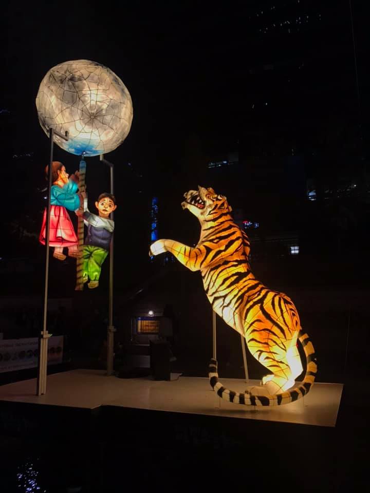 KoreanTravel's tweet photo. Seoul Lantern Festival was amazing! 🤩 
Cheonggyecheon Stream is decorated with beautiful lights! ✨
The festival ends Nov. 17, so hurry~!  

🔹 Cheonggye Plaza
📍 14-1, Seorin-dong, Jongno-gu, Seoul (서울특별시 종로구 서린동 14-1 청계광장) https://t.co/Bchzzn8JXw