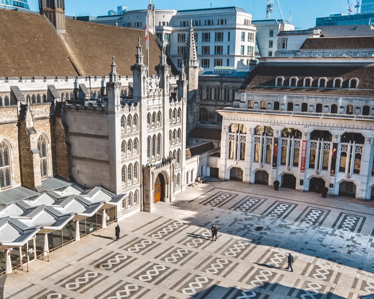 Threadneedles's tweet photo. Built between 1411 and 1440, Guildhall was designed to reflect the power and prestige of London and its leaders. Visit the Guildhall Art Gallery, a mere 5 minutes away from #ThreadneedlesHotel for more insight on this magnificent piece of history. https://t.co/1Ek00piOPi