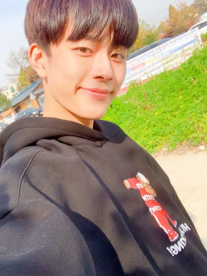 다들 주목~! #아이돌다방 시즌2 MC 대공개!!
#선호즈 가 돌아왔다! 
돌다방에 보내온 두 MC의 눈정화 셀카🤭
사장님 자리 굳건하게 지켜낸(?) 
#선호즈 환상케미와 훈훈한 비주얼도
놓치지 않을 거예요!
#돌다방2 커밍순👍🏻

#아이돌다방 #돌다방2 #앤디 #선호
#올레tv모바일 #라이프타임