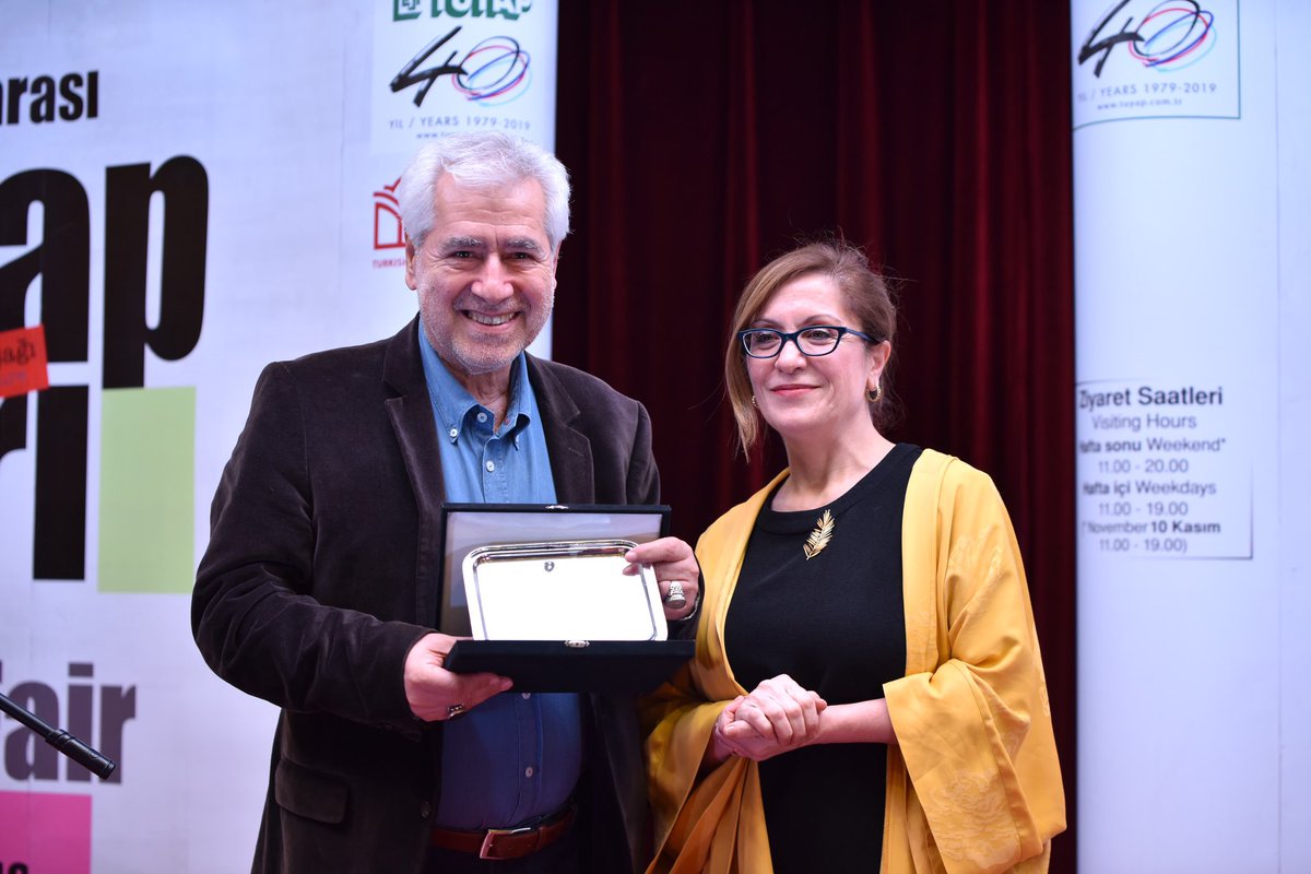 Sanatseverleri karşıladığımız ARTİST 2019 / 29. İstanbul Sanat Fuarı Sanatçı Anı Plaketi Sayın Mevlut Akyıldız’a Mimar Sinan Güzel Sanatlar Üniversitesi Rektörü Sayın Prof. Dr. Handan İnci tarafından verildi.