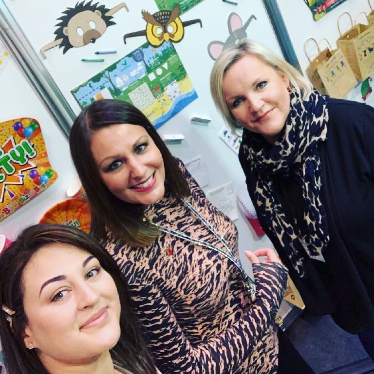 BizziBags's tweet photo. A huge Crafti’s welcome to our new account manager Elleisha, who is with Charlie & Lorna today on Stand H1650 at @HP_Innovation @thenec - come and say hello!
#holidaybiz #holidaypark #nec #bizzibags #kidspacks #childrensmenu #familyfriendly #activities #mealcarriers https://t.co/lWYztfd6dg