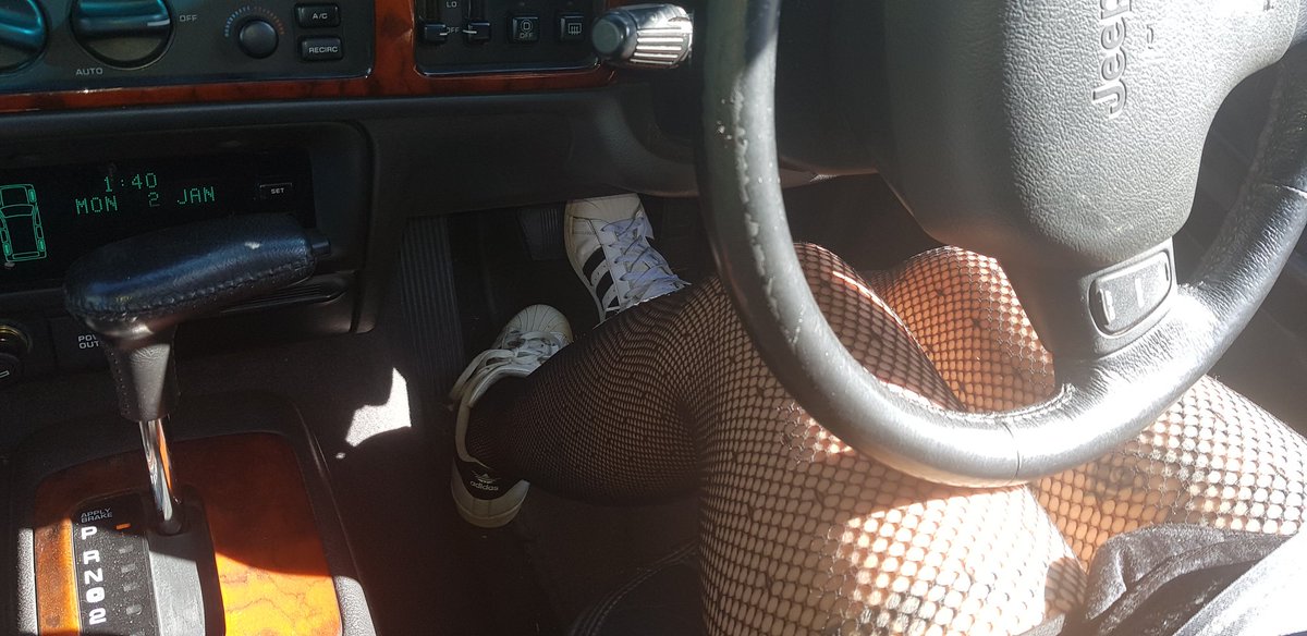 ¡Hola #Fußvolk heute brauche ich eine Autoschrauber der mich beim Kauf berät, wer traut sich? #Ink #moneydom #moneypig #Nylons #Netzstrümpfe #Tattoo #Zahltag #ZAHLSCHWEIN #TRIBUT