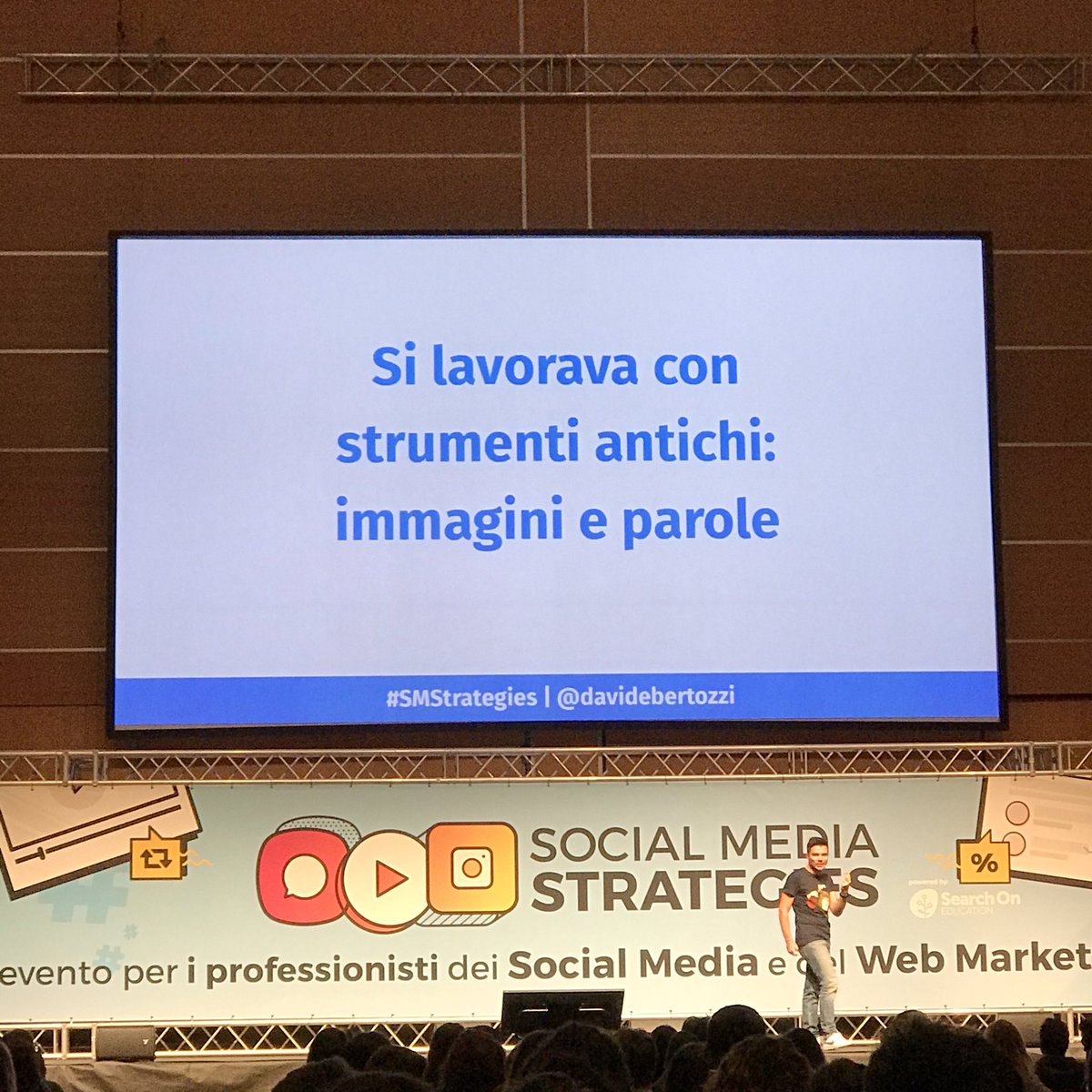 Miriam_Conti's tweet photo. “Anche sui social non si devono perdere di vista i due capi saldi della comunicazione: le immagini e le parole” - Davide Bertozzi @davidebertozzi per @TheSMStrategies sulla creatività online. #SMSstrategies #IUSVEsocialTEAM https://t.co/CcvYJhCnTm