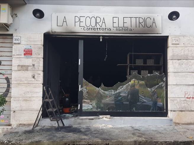 Nella notte un nuovo incendio ha colpito La Pecora Elettrica, libreria romana già incendiata nel mese di aprile. Giusto il giorno prima della tanto attesa riapertura. Aspettiamo notizie per partecipare a una nuova gara di solidarietà.