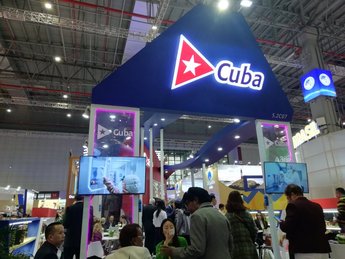 BioCubaFarma's tweet image. Hoy continúa los intercambios en el  stand de #Cuba en la #CIIE2019. El interés por los productos como el #CIMAVax del @centro_cim, el #PPG del @CNIC_Cuba y los productos de @hisplacen es creciente. #CienciaParaDesarrollo #SomosCuba @DiazCanelB @DrRobertoMOjeda