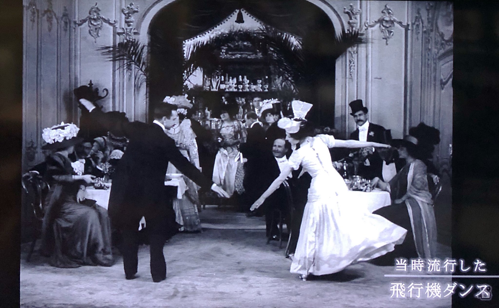 井嶋ナギ 映像の世紀 メモ 1903年にライト兄弟が有人飛行に成功して以降 飛行機ブームに プロペラ型のヘッドドレスと操縦士 のお人形を頭に乗っけた女性と ひたすらプロペラのように旋回する当時流行したらしい飛行機ダンス T Co