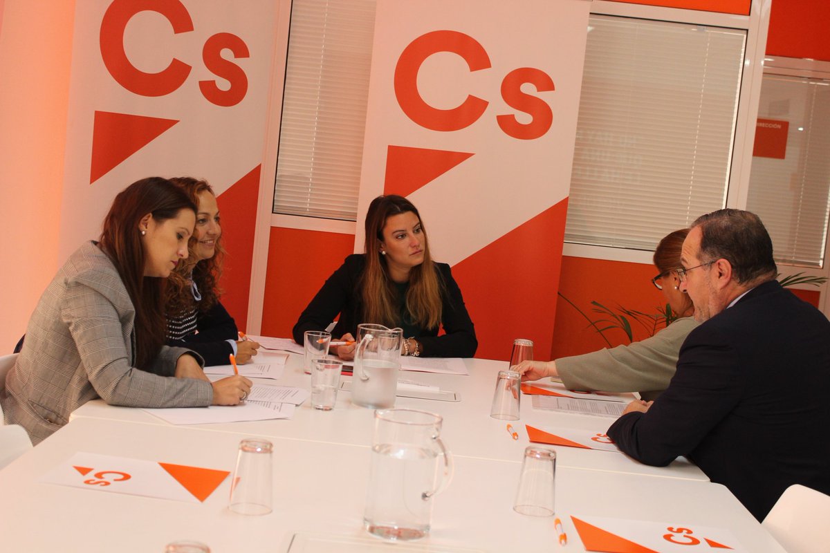 CSSevilla_Prov's tweet photo. 👨‍👩‍👧���👧 @VirginiaSalmeCs, @MartaEscriva_Cs y @Avelazquezcs se reúnen con la Asociación de Familias Numerosas de #SevillaHoy.

💪🏻 Somos el partido de las familias y proponemos:

✅ Familias de 2 o más hijos y las monoparentales pasarán a ser familias numerosas.

#EspañaEnMarcha https://t.co/yJaODQuzmu