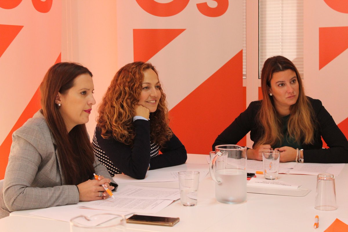 CSSevilla_Prov's tweet photo. 👨‍👩‍👧���👧 @VirginiaSalmeCs, @MartaEscriva_Cs y @Avelazquezcs se reúnen con la Asociación de Familias Numerosas de #SevillaHoy.

💪🏻 Somos el partido de las familias y proponemos:

✅ Familias de 2 o más hijos y las monoparentales pasarán a ser familias numerosas.

#EspañaEnMarcha https://t.co/yJaODQuzmu