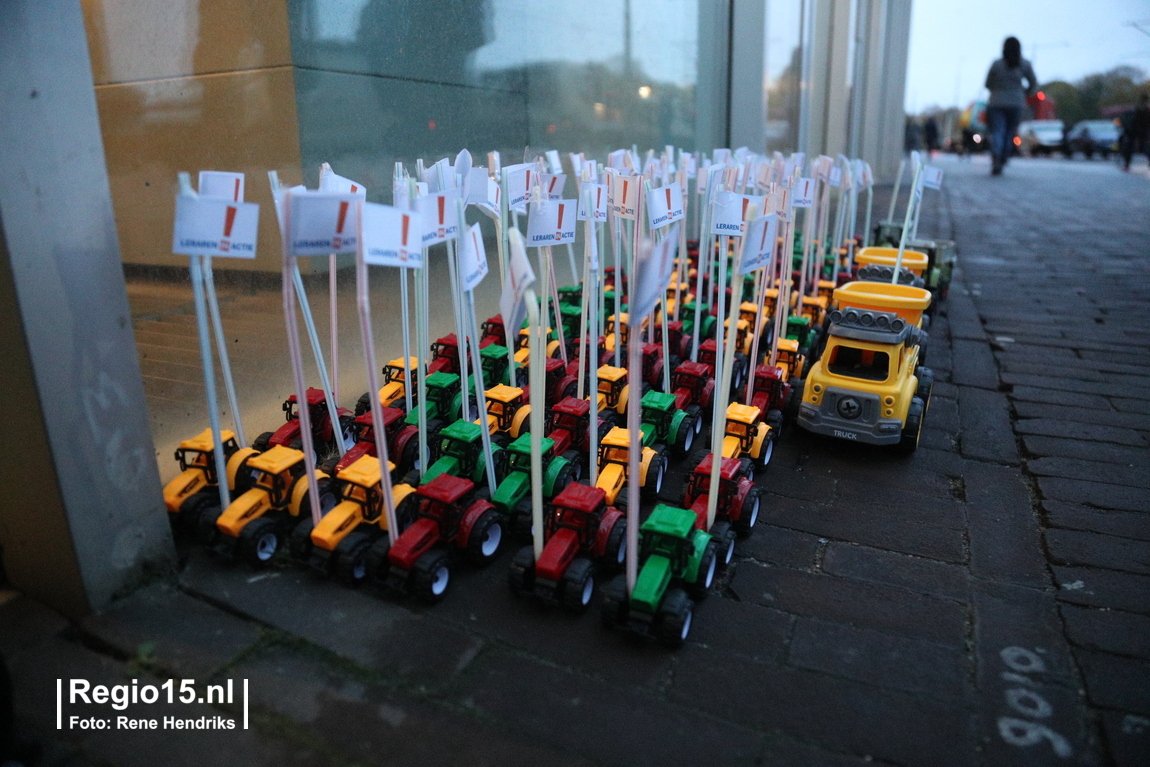regio15's tweet image. Vooruitlopend op de manifestatie van stakende leraren, later vandaag in #DenHaag, is met een ludieke actie de ingang van het Ministerie van OCW aan de #Rijnstraat 'geblokkeerd' door speelgoedtrekkertjes.