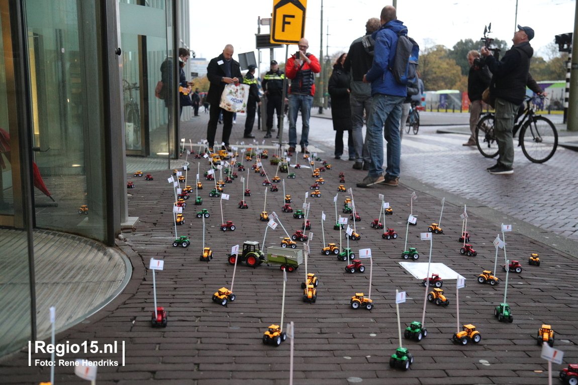 regio15's tweet image. Vooruitlopend op de manifestatie van stakende leraren, later vandaag in #DenHaag, is met een ludieke actie de ingang van het Ministerie van OCW aan de #Rijnstraat 'geblokkeerd' door speelgoedtrekkertjes.