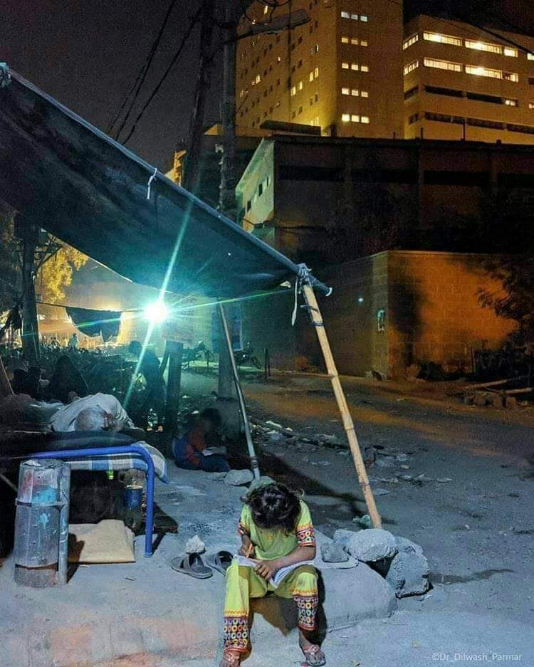 TOKCityOfLights's tweet photo. A young bright child studies under street light as she has to reside in tent outside SIUT for her father's kidney disease  treatment in #Karachi. Allah Baap Ko Sehet Or Apko Salamat Rakhay Beti, Ameen.

Photo: Dilwash Parmar https://t.co/hl00qbAaST