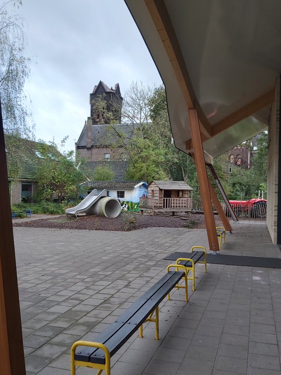 Johan_Vriesema's tweet photo. Scholen staken. Kinderopvang recht de rug. BSO gewoon open. Ondanks 't nog groter personeelstekort dan in onderwijs.  ook onder de rook van de kerk in Hoogmade. https://t.co/Yv36dLGFQe
