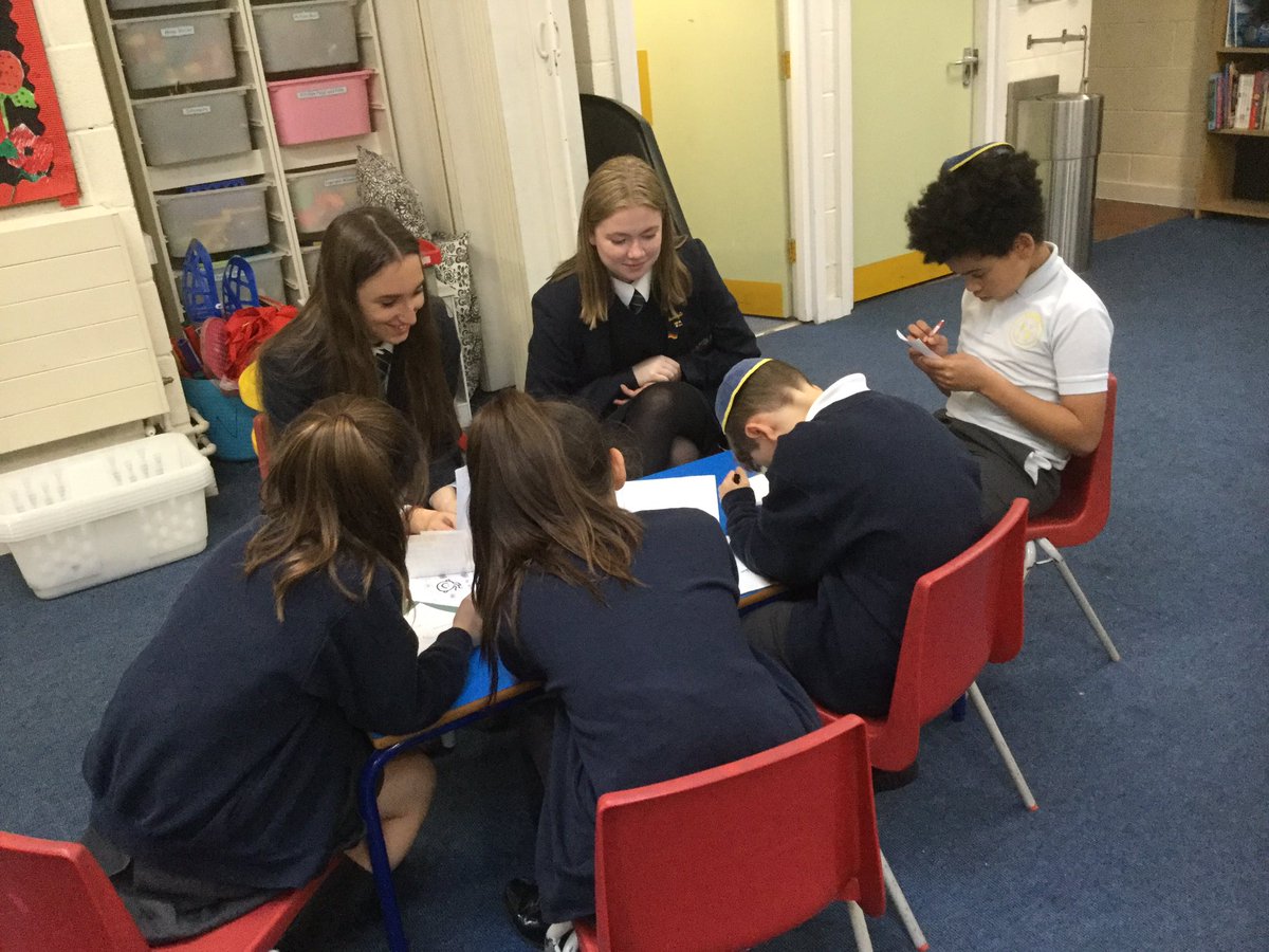 chs_linguists's tweet image. It’s fantastic seeing Modern Languages Pathways students sharing their passion for languages with their Year 6 NCJPS students! #languageteaching @CheadleHulmeSch