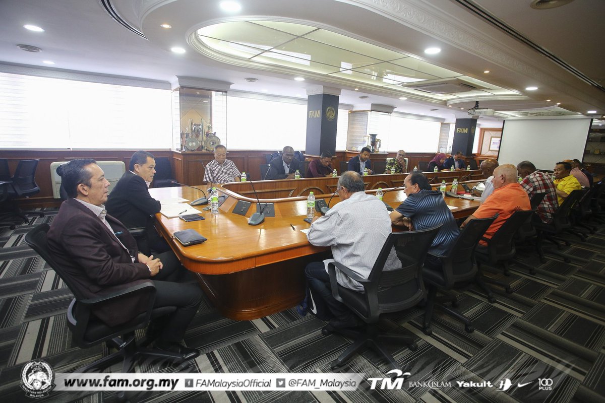 FAM_Malaysia's tweet photo. Presiden FAM, Datuk Haji Hamidin Haji Mohd Amin adakan sesi perjumpaan khas dengan bekas pemain kebangsaan untuk mendapatkan buah fikiran dalam menaikkan lagi prestasi skuad kebangsaan. 

Baca Selanjutnya di:

https://t.co/oSTVP5fN1z

#FAM #HarimauMalaya https://t.co/cOZXRTsNKu
