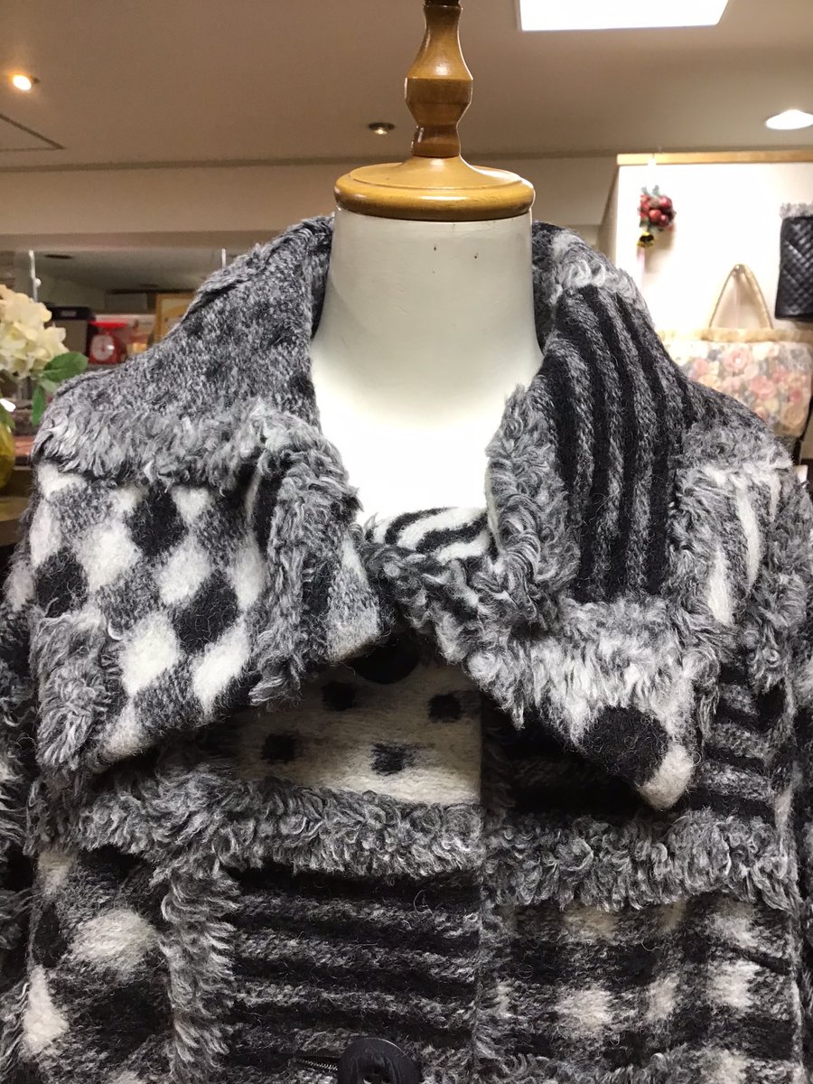 ジェニーギャルソン♪デザインコート♪未使用品♪ 今日は朝から肌寒くやっと秋、冬のオシャレが出来そう。 とっても素敵