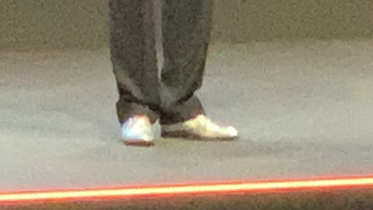 Maybe the „Distinguished“ before the „VP Analyst“ has sth.  to do with the colour of the shoes? 😉#GartnerSYM @Gartner_SYM
