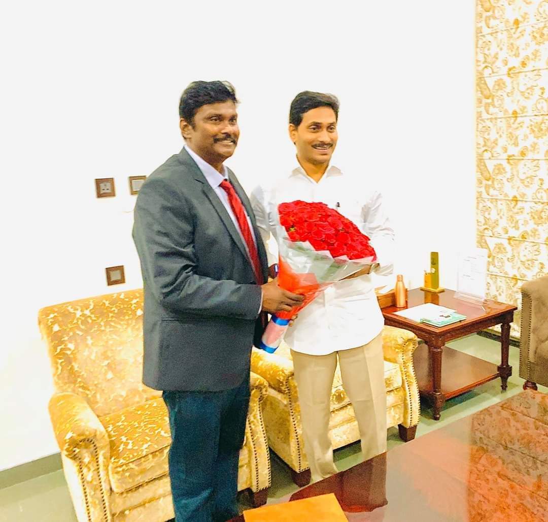 MKahitha's tweet photo. *ఆంధ్రప్రదేశ్ సిఐడి చీఫ్ గా నేడు బాధ్యతలు ��్వీకరించనున్న పి.వి.సునీల కుమార్ అన్నకు ఇవే మా హృదయ పూర్వక శుభాకాంక్షలు https://t.co/6Np29yqq38