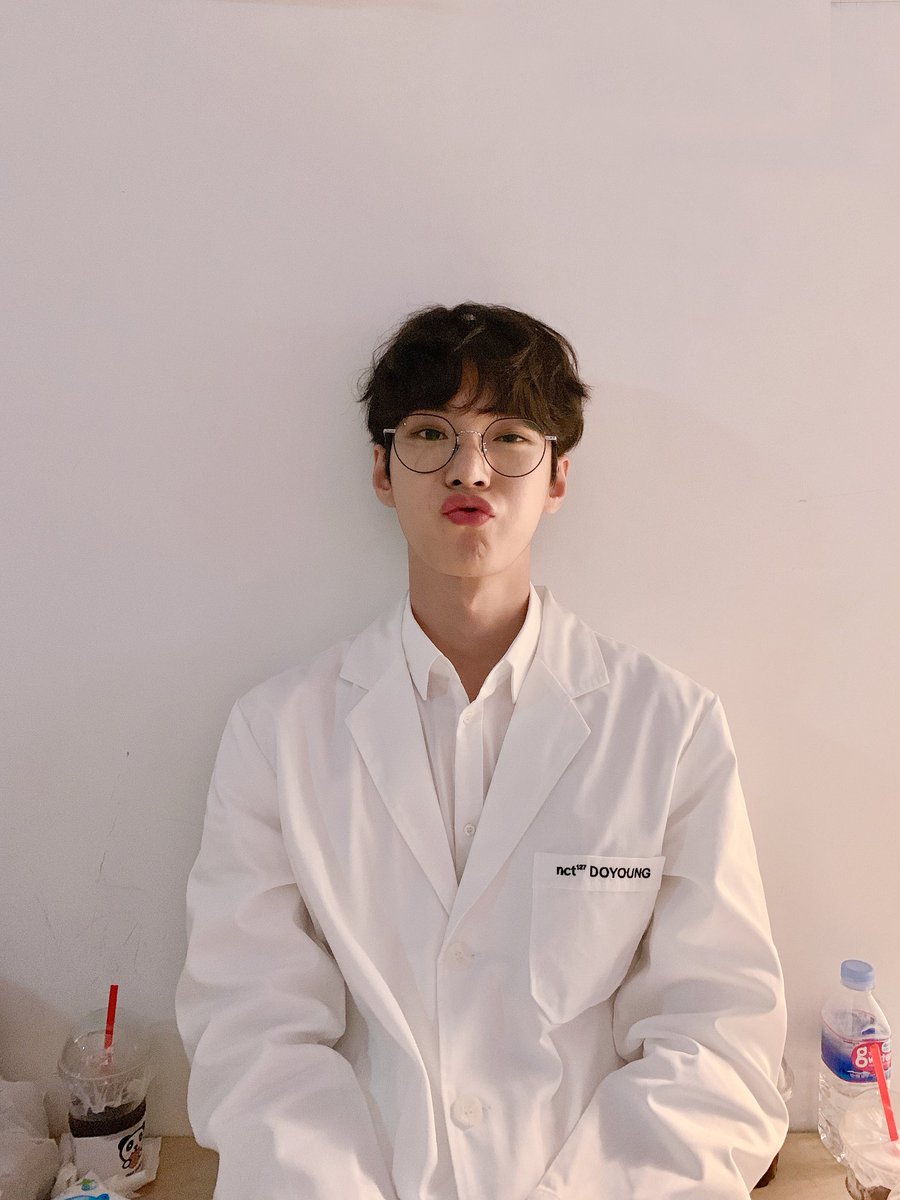NCTsmtown_127's tweet photo. 시즌그리팅이 떴길래 올려보는 그날의 사진@.@

(셀카는 시즌그리팅에 있을껄....?ㅋㅋㅋㅋㅋ)

#NCT #NCT127 #DOYOUNG
#SeasonsGreetings https://t.co/8XzZT42r3c