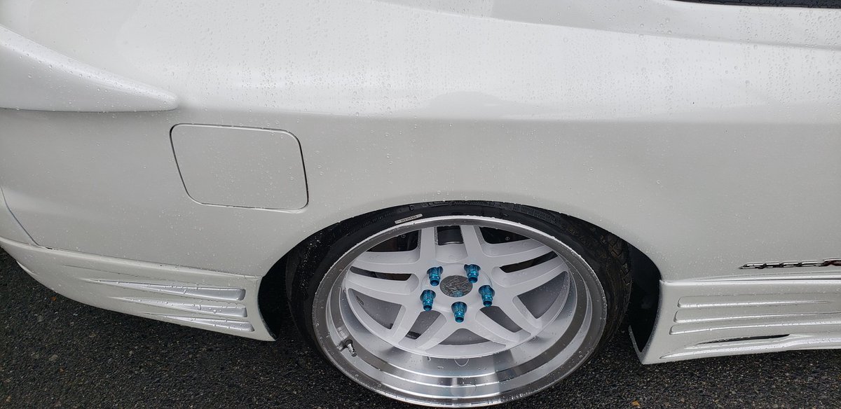 S15シルビア
フロントバンパー、サイドステップ、リアバンパー、万力ウイング補修+塗り分け
車高+キャンバー調整
アライメント
リアフェンダー加工
を行わせていただきました🎵

リアフェンダーは若干アーチも上げつつ、自然な形でオーバーフェンダー化させていただきました💁