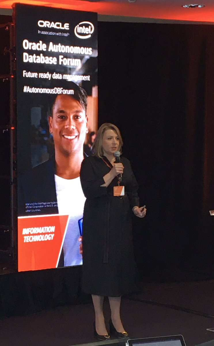 OracleCzech's tweet image. Renata Dvořáková, generální ředitelka Oracle Česká republika, otevírá #Oracle #Autonomous #Database Forum v Praze. Hovoří především o digitální transformaci, umělé inteligenci a důležitosti práce s daty v každé firmě. #AutonomousDBForumrena