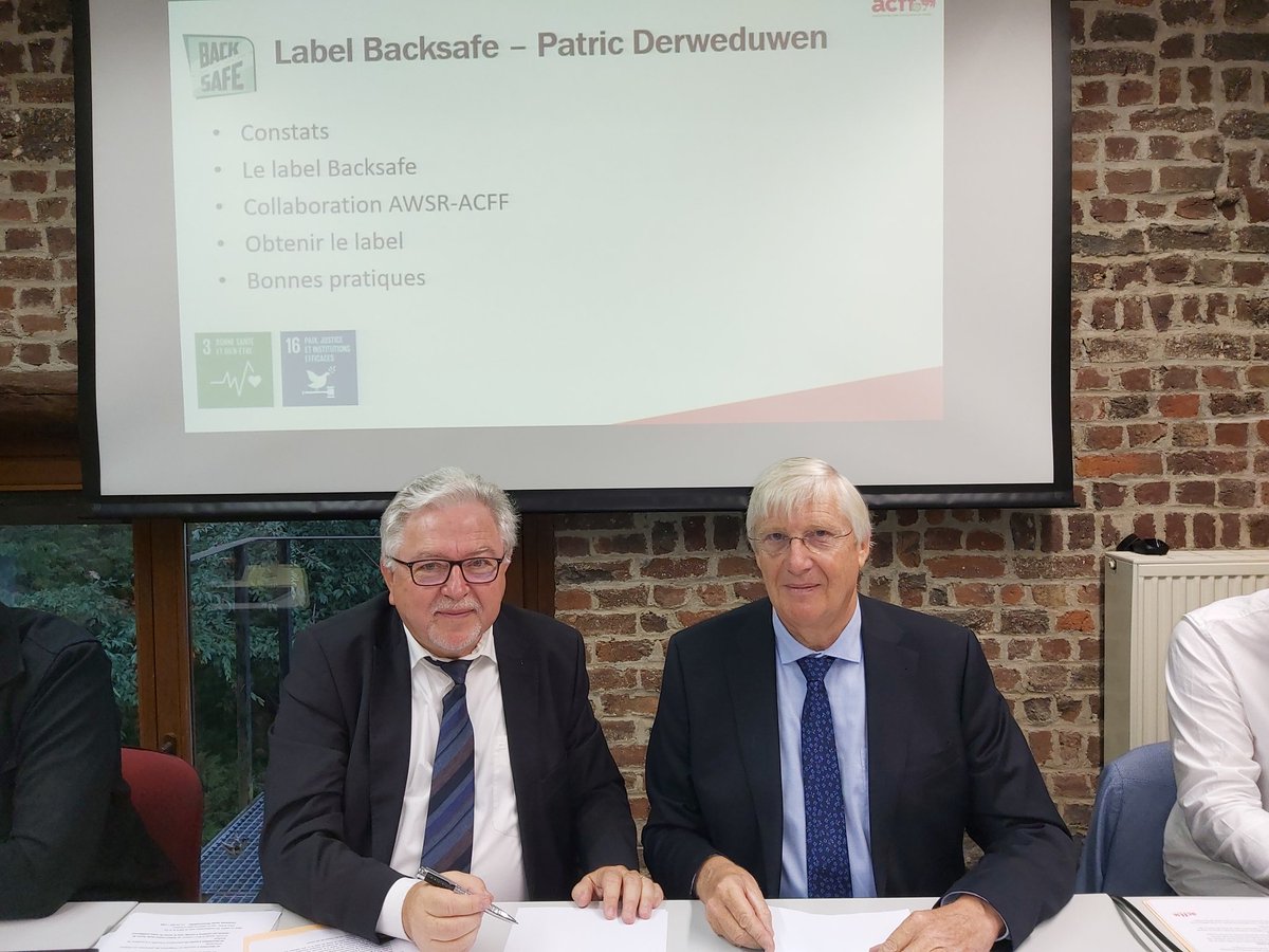 AWSR_be's tweet photo. Signature de la convention du label #BackSafe entre @AWSR_be et @ACFF_URBSFA pour un retour aussi bien géré que le match des enfants ! #securiteroutière https://t.co/AXUOQzyBw1