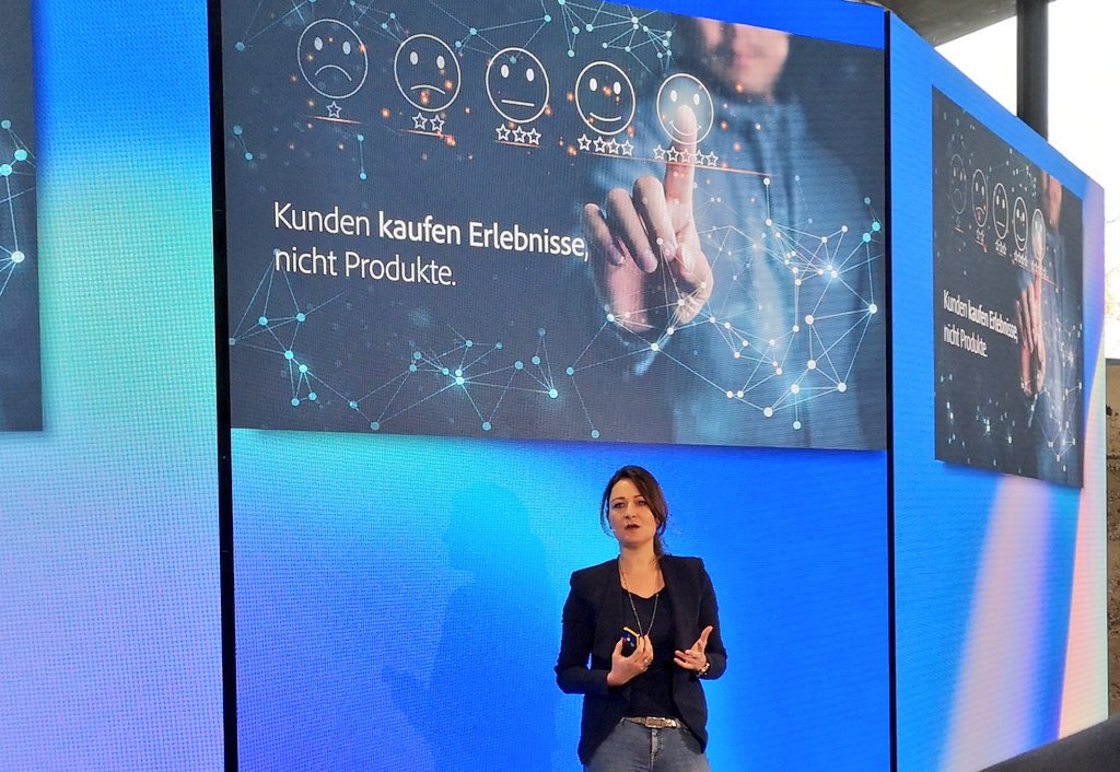 Changing the World through Digital Experiences - @SabinaStra heißt uns herzlich willkommen zum #AdobeCXMSpace.