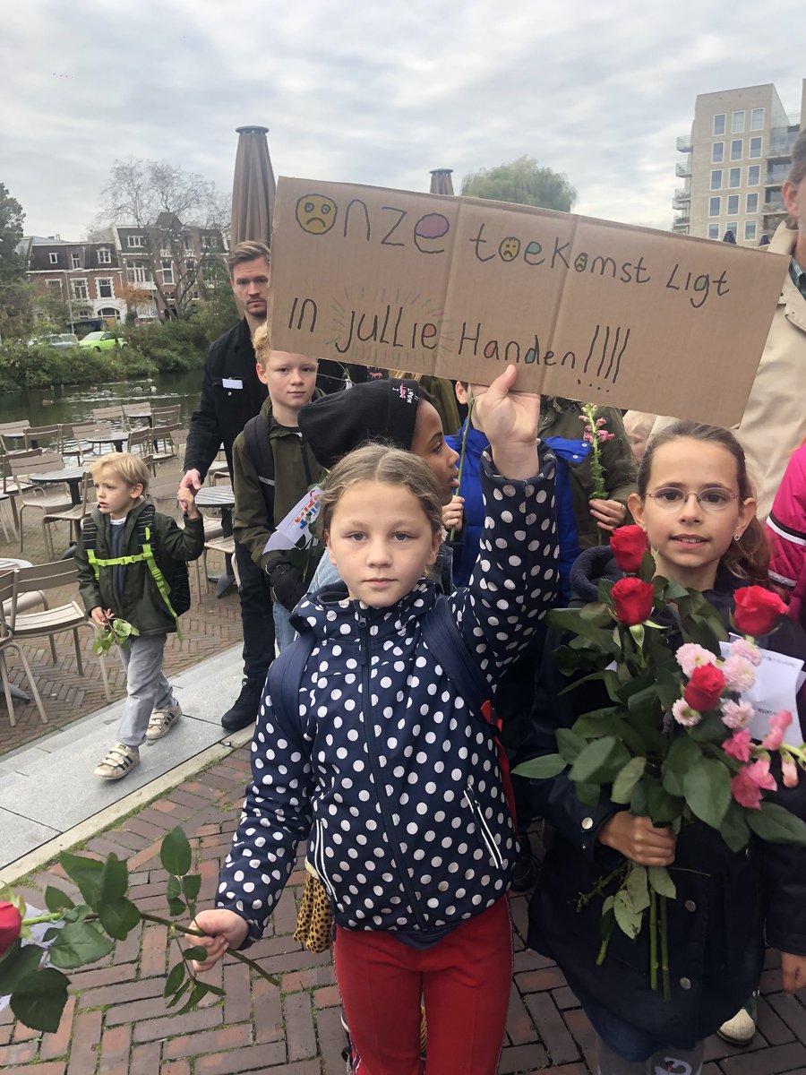 MarjoleinMoor's tweet photo. Kinderen in Amsterdam Oost zijn alvast begonnen met protesteren tegen het #lerarentekort: “Wij willen les! Onze toekomst ligt in jullie handen!” Hup kinderen, hup leraren! https://t.co/sgoiiL04aH