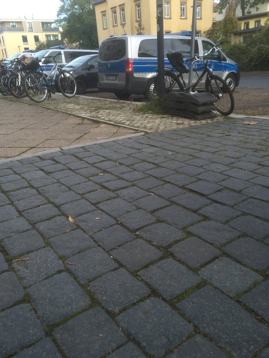 lobtau_stadt's tweet image. 09:40 Weitere #FCKCops treffen an der Wormser Strase ein. Es sieht nach Räumung der Blockaden gegen die #Zwangsräumung aus.

Kundgebung an der Wormser Straße ist angemeldet und Safe.

#ZwangsräumungVerhindern 
 #dd0611