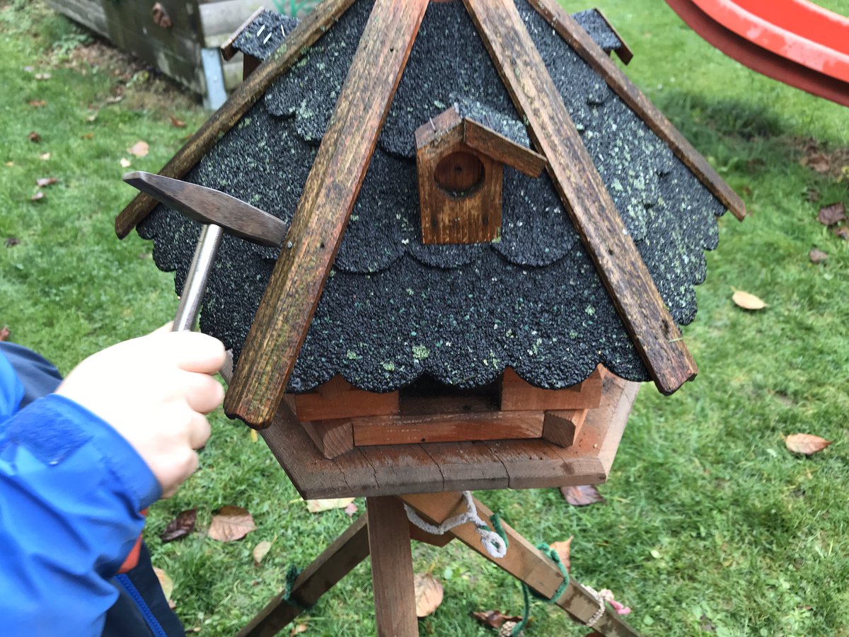 Fixing the bird house!!! Prep is thinking ahead. Soon the birds need to be fed. <a href="/OLEISD/">ISD Outdoor Learning</a> <a href="/isdedu/">International School of Düsseldorf</a> #prep