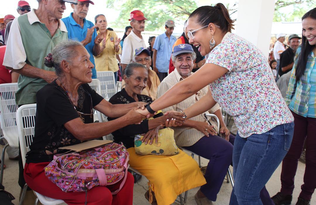 mippci_ven's tweet photo. #06Nov | 📣 ¡LA ETIQUETA DEL DÍA! ⏩ #VenezuelaVictoriosa

Pdte. @NicolasMaduro: Venezuela sigue su marcha victoriosa hacia la prosperidad, enfrentando y resolviendo las dificultades con el esfuerzo y la dedicación diaria de todos y todas. https://t.co/svdfscFw8o