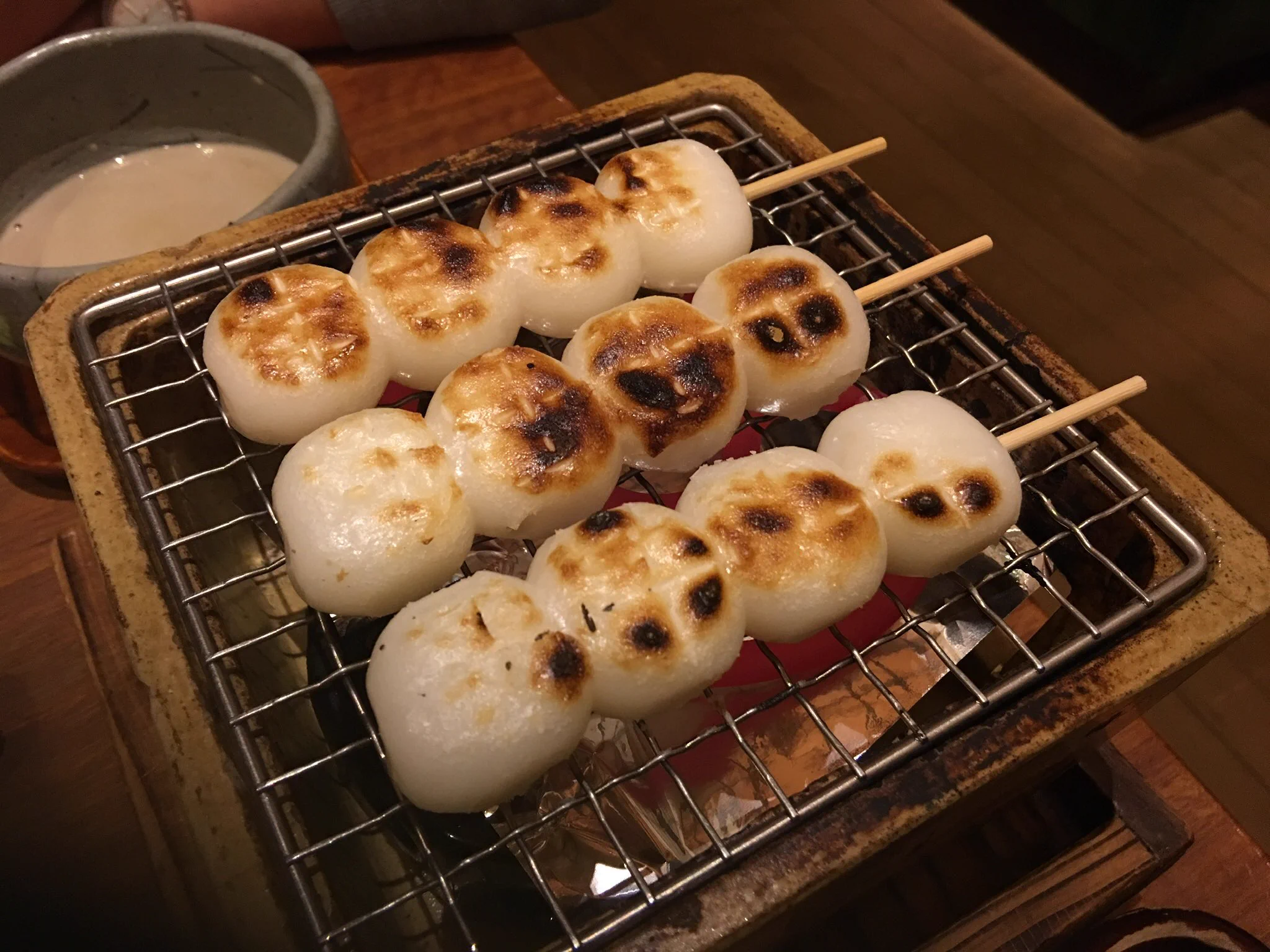 @hokkomori テーブルで団子を焼いて食べるのがアトラクション感あって美味楽しいですよね🍡 