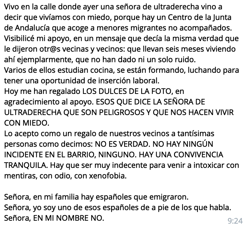 TeresaRodr_'s tweet photo. Entre ayer y hoy me han llegado algunos mensajes muy emocionantes de personas vinculadas a los centros de menores no acompañados. El primero, de un vecino de la Macarena que puso un mensaje en su coche aparcado donde Vox convocó su concentración. Para morir de amor 😍😍😍 https://t.co/FYHbAA6Kn3
