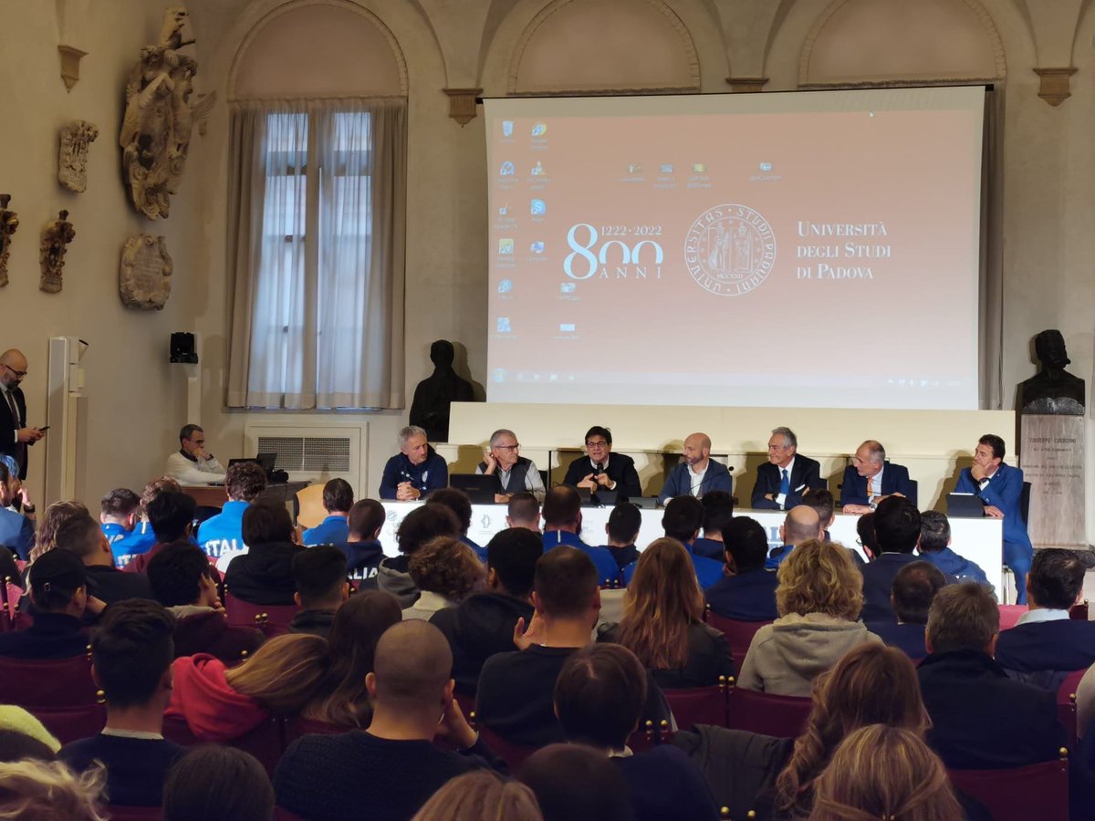 CIPnotizie's tweet photo. .@LucaPancalli "Il gioco del calcio è uno solo. Abbiamo la palla nella metà campo e giocatori con tanta passione. Dobbiamo dare dignità a tutti, per garantire il pieno diritto allo sport" Continua l'incontro dedicato al mondo del #calcio ⚽️ qui a Palazzo Bo #FCP2019 https://t.co/hdIxqOBOTs