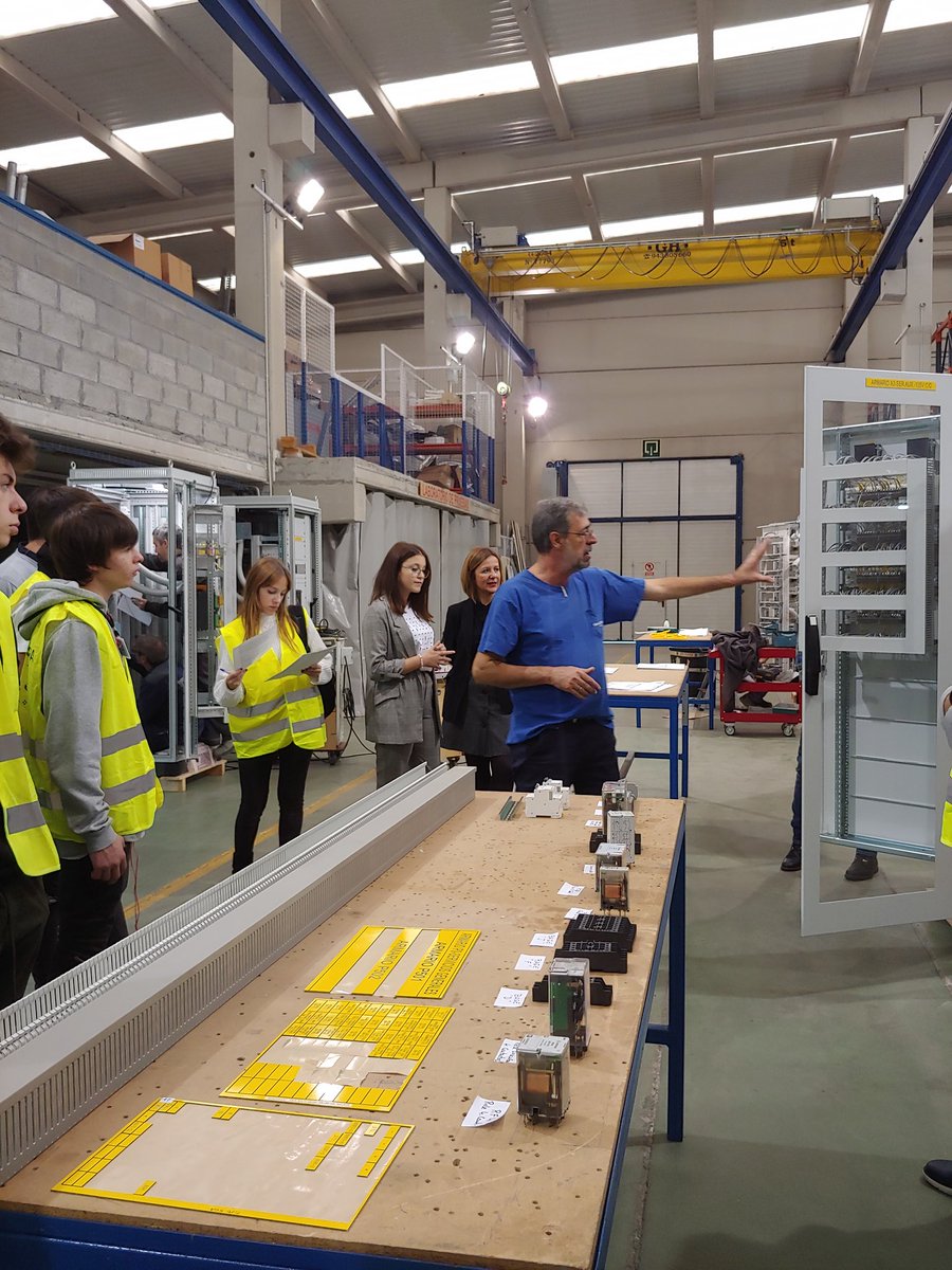 VINCIEnergiesES's tweet photo. ¿Cómo aprendemos si no escuchamos al #TalentoJoven? Crecer con ellos y ofrecerles el conocimiento práctico que necesitan. 
#Díadelaindustria @fvem_es @salesdeusto @omexom_es https://t.co/H9wPadxt0a