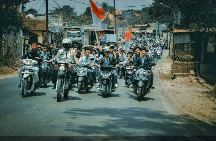 Parungpanjanggg's tweet photo. Siswa Parungpanjang menjadi korban truck. Mona janji Pak Gubernur mau menyelesaikan Truck di Parungpanjang @QrJabar @ridwankamil Mangga pak diantos solusina ! https://t.co/9U8lpL8y5S
