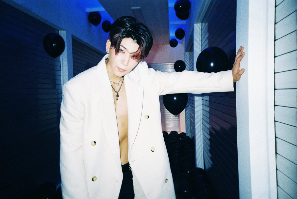 vavawesome's tweet photo. [VAV] #POISON Photo (Film. ver) 

I'm addicted to VAV. What should I do?
(Beep beep) I'm normal👨🏻‍⚕️

#VAV #POISON
#FilmPhoto #VeryAwesomeVisual https://t.co/zYTS7PErzI