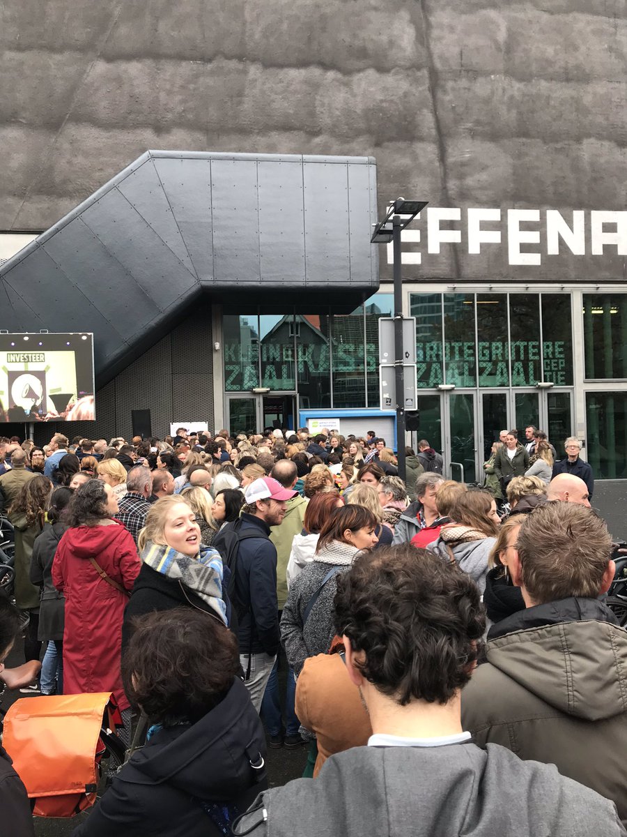 Ff iets anders en ook belangrijk: #investereninonderwijs. Hordes collega’s, kinderen en ouders voor de Effenaar.