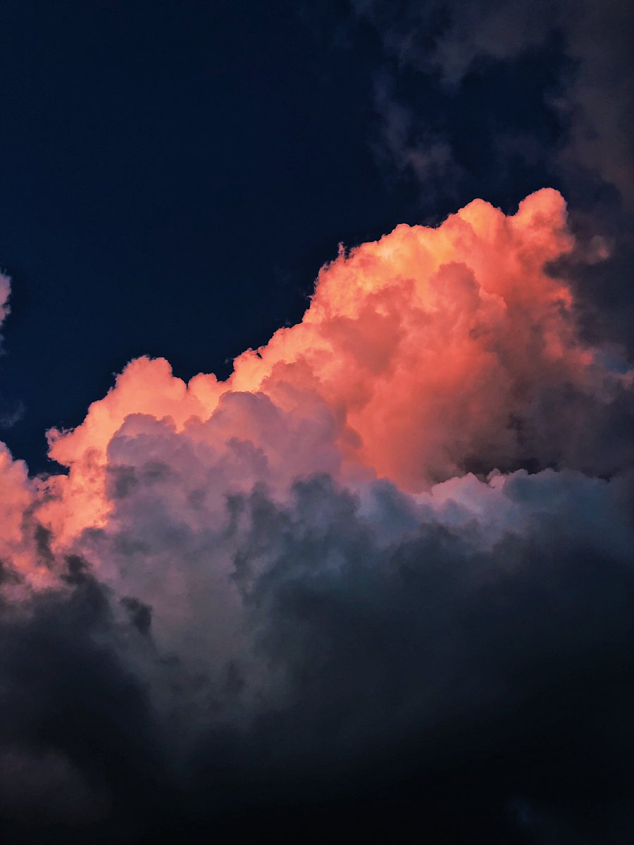 moashsoli's tweet photo. Thread for the love of clouds~

All shots took by me,
#ShotoniPhone https://t.co/vsS13gIVGr