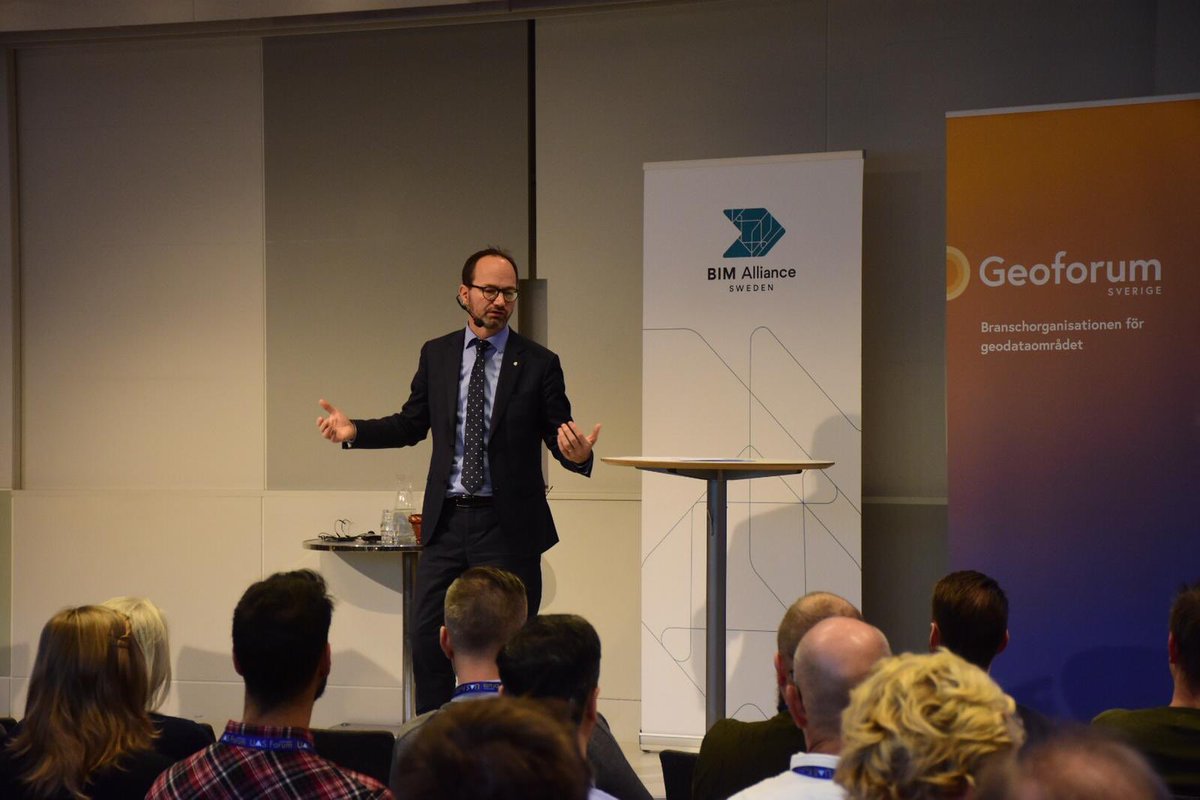 snellemann's tweet photo. Idag har vi Infrastrukturminister @TomasEneroth på plats på #uasforum. Han ser drönarteknik som en motor för utveckling av elektrifierad transportsystem och ett fossilfritt Sverige samt som en kritisk del av innovativ industri
#drönare https://t.co/34wJ7yWDE5