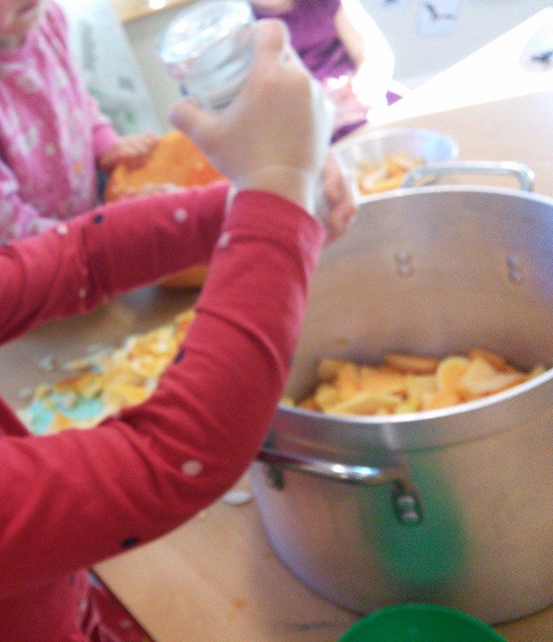 bbccleeds's tweet photo. Inspired by Halloween, Millipedes read A Pipkin of Pepper by @HelenCooperbook & decided to make pumpkin soup of their own just like in the book! They bought ingredients from the market & made the soup from scratch. It was delicious! @LeedsYOR #leedslovesreading #feedtheread https://t.co/c9HecOceVV