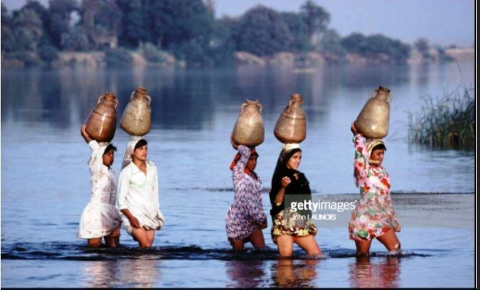 ElFadila_1's tweet image. &quot;ياحلوة يا شايلة البلاص&quot;

صعيد مصر .. السبعينيات

بعدسة المصور الفرنسي جون لاونوس .

.