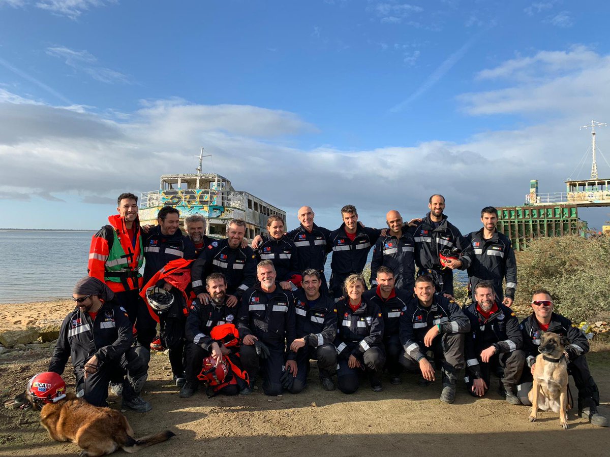 ESDP_esp's tweet image. Equipo #ERICAM que ha trabajado hoy en el puerto de Setúbal, y que se ha pegado un trabajo enorme. 
#EUModex #EUCivPro #EUSavesLives
DG@proteccióncivil #ERICAM #Summa112 #ASEM112 #k9
#USAR
#BomberosCM @BomberosGIRECAN  #UEMODEX #Simulacro #esdp_esp
#emergencias #ProteccionCivil