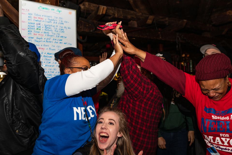samriddle's tweet photo. #WhiteHorse hosts State Rep #SheldonNeeley. He came on #Detroit's Riddle@Random @910amSuperstation as #underdog candidate. Now Sheldon is Mayor-Elect of #Flint - Congratulations Sheldon! (MLive photos) https://t.co/DXS1DeOTpB