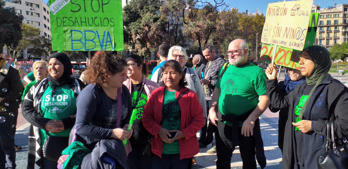 PAH_Trs's tweet photo. Hoy estamos en #Barcelona en una acción colectiva👫👫👫 contra @bbva y sus fondos buitres 🦅🦅 #Divarian @blackstone #Cerverus #Anticipa ...
A continuación también habrá una acción contra los #AlquileresAbusivos
Vamos a reventar la burbuja 
#BastaYa 
#SiSePuede 💪🏼💪🏼✊🏼✊🏼💚💚 https://t.co/86WzRsa8rG