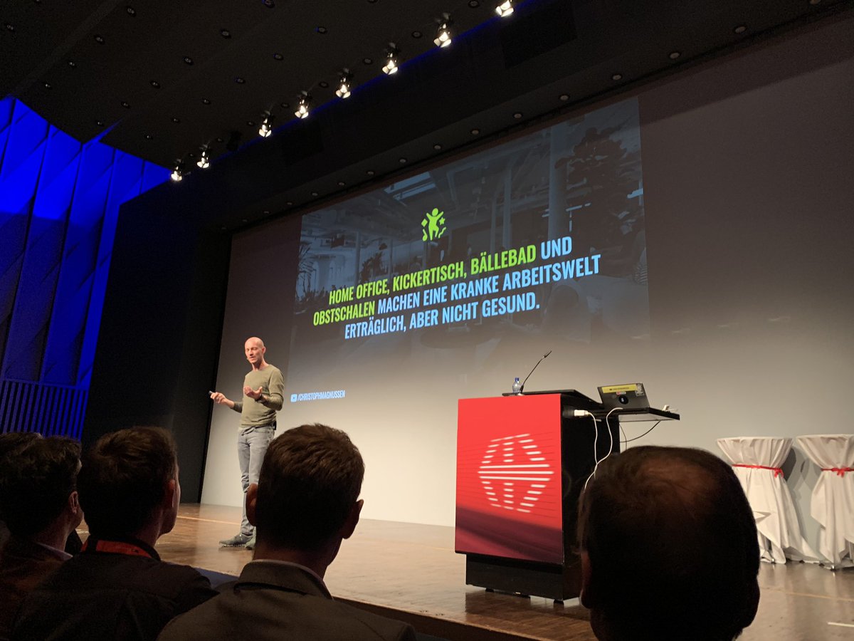 father_flair's tweet photo. Ich wusste nicht, was ich vom #SBBtech4 – unser jährlichen Konferenz zur #Digitalisierung –erwarten sollte, aber ich hätte definitv keinen Vortrag über Angst und Wille im Arbeitsumfeld erwartet. Danke, @cmagnussen! Werkzeuge/Arbeitsweisen prägen Verhalten prägt Zufriedenheit. https://t.co/PV15gPg4ss