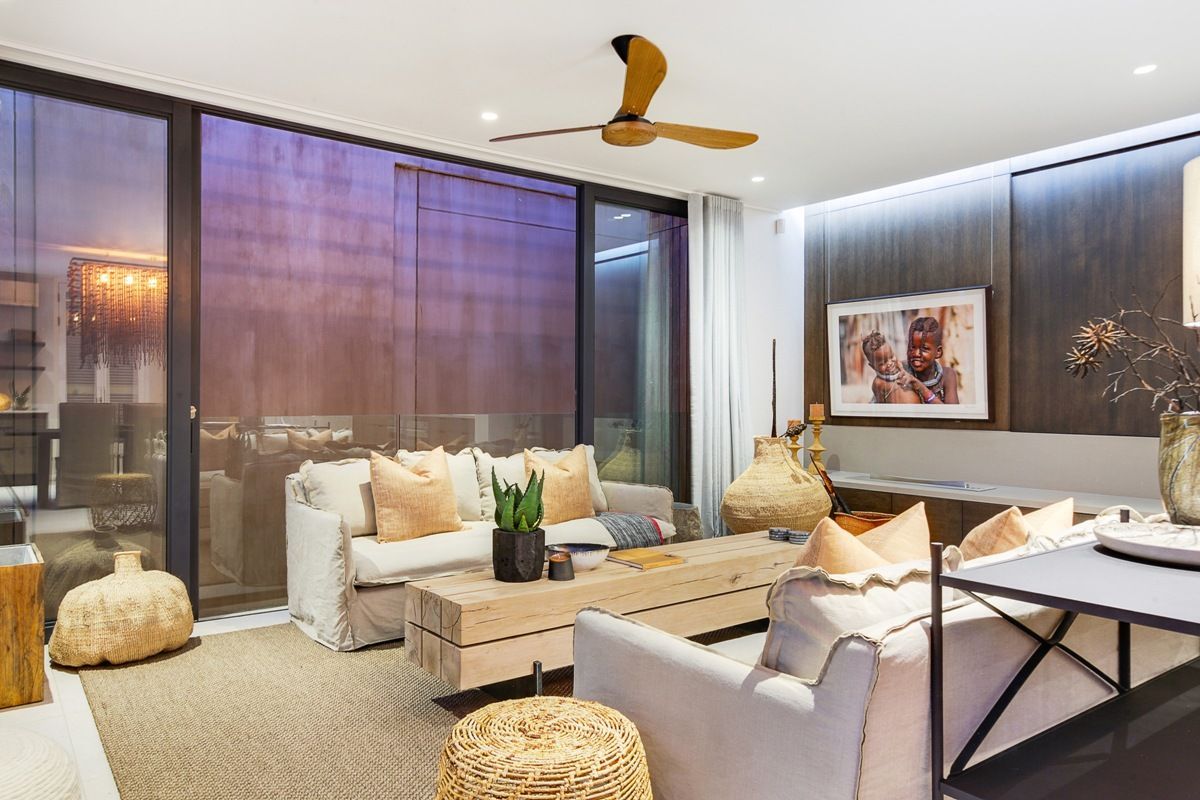 The interior design at this #apartment will make you want to live here! #Stay centrally located in the #city with amazing city views and a private swimming pool.
https://buff.ly/2PzBWW7
#53onNapier #travel #holiday #getaway #luxury #accommodation #capetown #staywithnox #sunset
