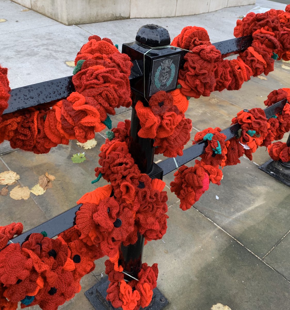 janelouise0911's tweet photo. Lovely display of crocheted poppies around Old Eldon Square ❤️ #poppies #RemembranceDay2019 #newcastle #warmemorial #oldeldonsquare https://t.co/SxND0IPgmH