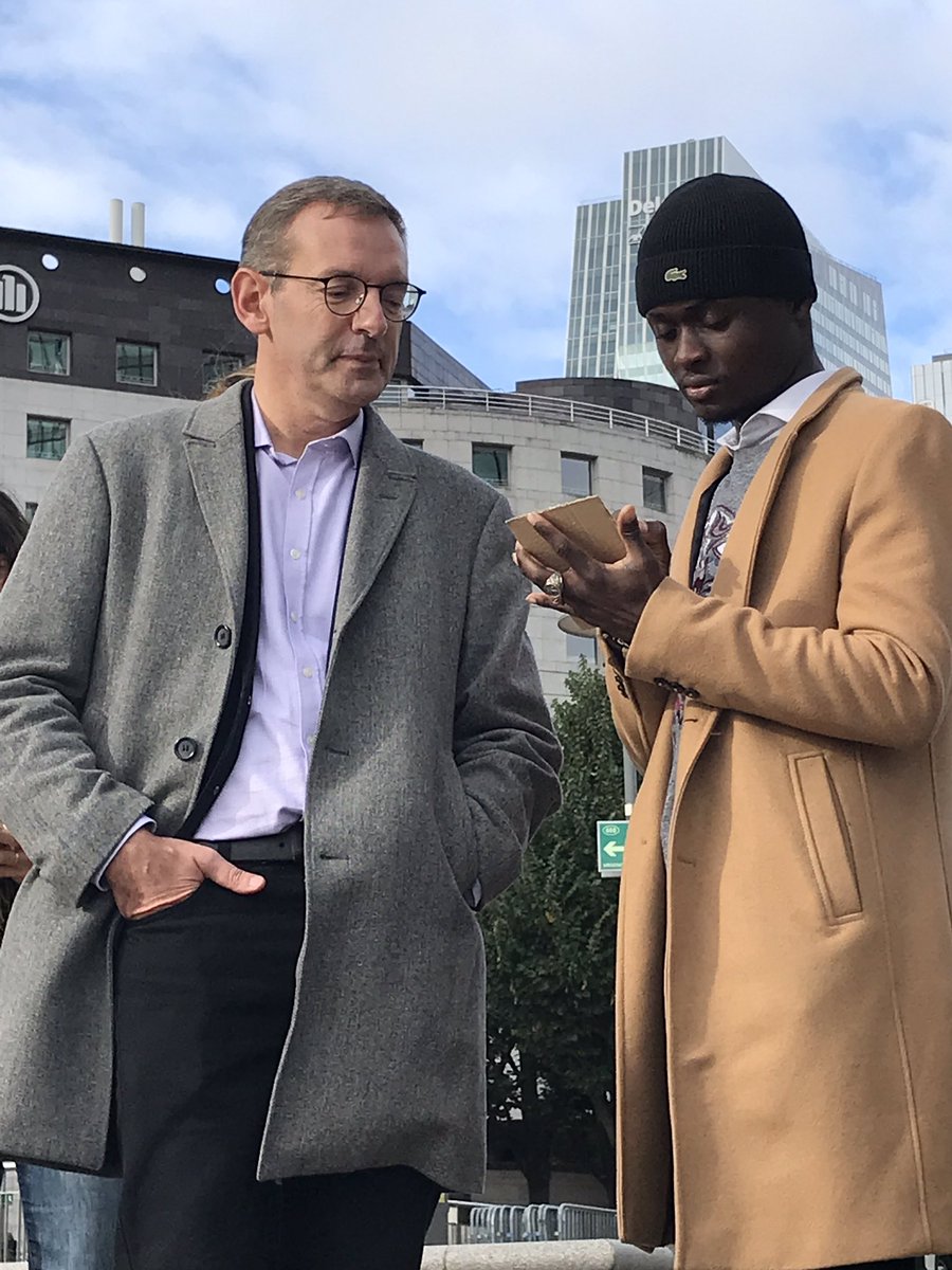 #SOLIDARITE au cœur de <a href="/ParisLaDefense/">Paris La Défense</a> 13 salariés de <a href="/EDFofficiel/">EDF</a> partagent une #visite_solidaire en binômes avec des stagiaires de <a href="/E2CParis/">E2C PARIS</a> avec @cartonplein75 et <a href="/Fondation_EDF/">Fondation groupe EDF</a> Belle ambiance ! Suivez nous RT 🙏#Journée_Solidaie_Entreprise #JSE